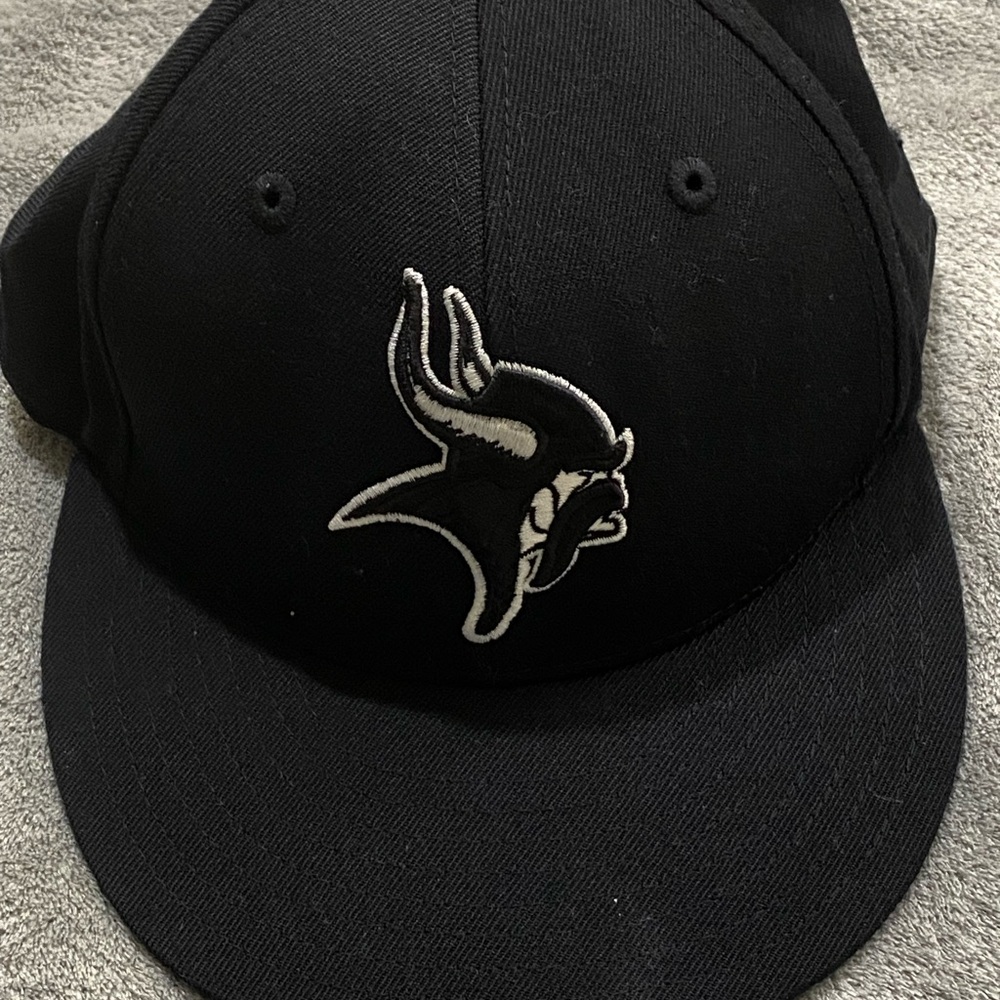 Reebok Headwear Minnesota Vikings Blacked Out Fitted Cap Size 7 3/8 - Picture 2 of 9